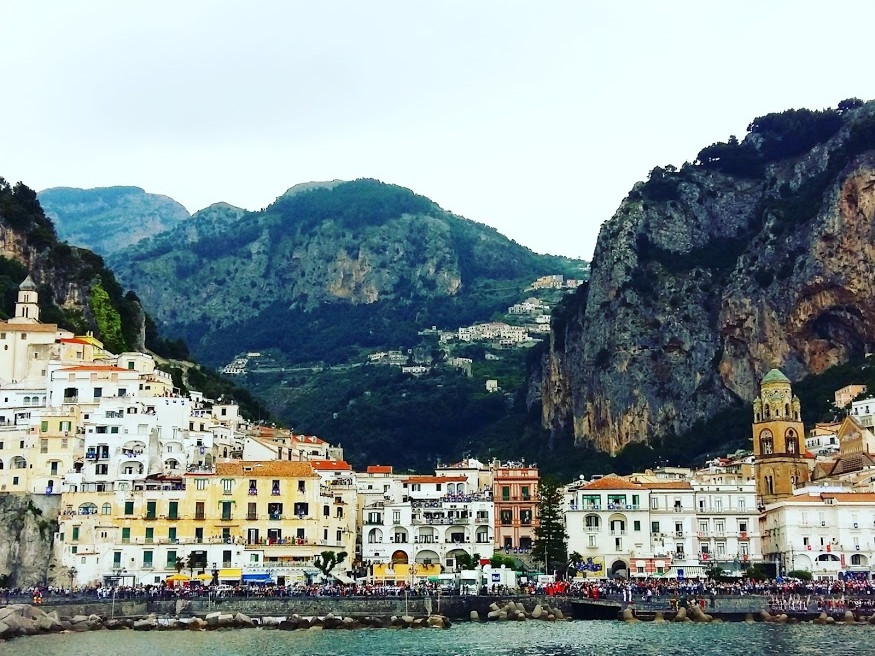 la città di Amalfi dal mare